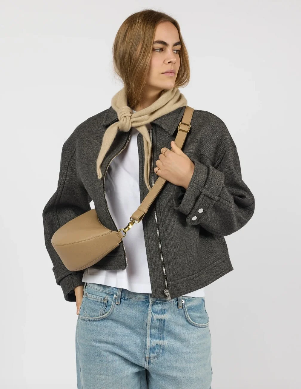 leo dark sand aan cross.jpg