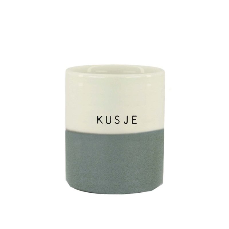 Zusss_Geurkaars_reactive_glaze_Kusje_M_wit_grijsblauw.jpg