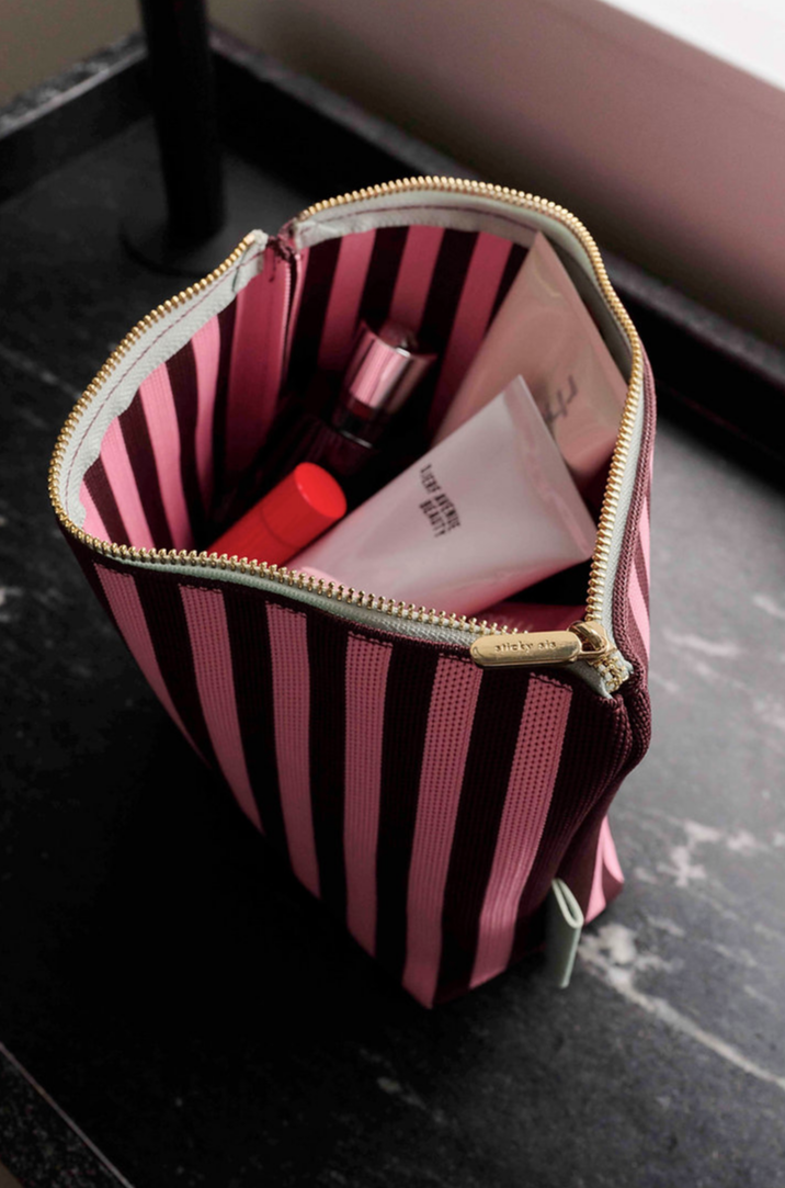 monk toiletery bag chocolate - bubblegum sfeer.png