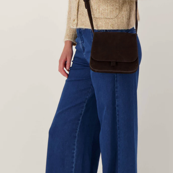 suede+schoudertasjes+donkerbruin+sfeer+2.png