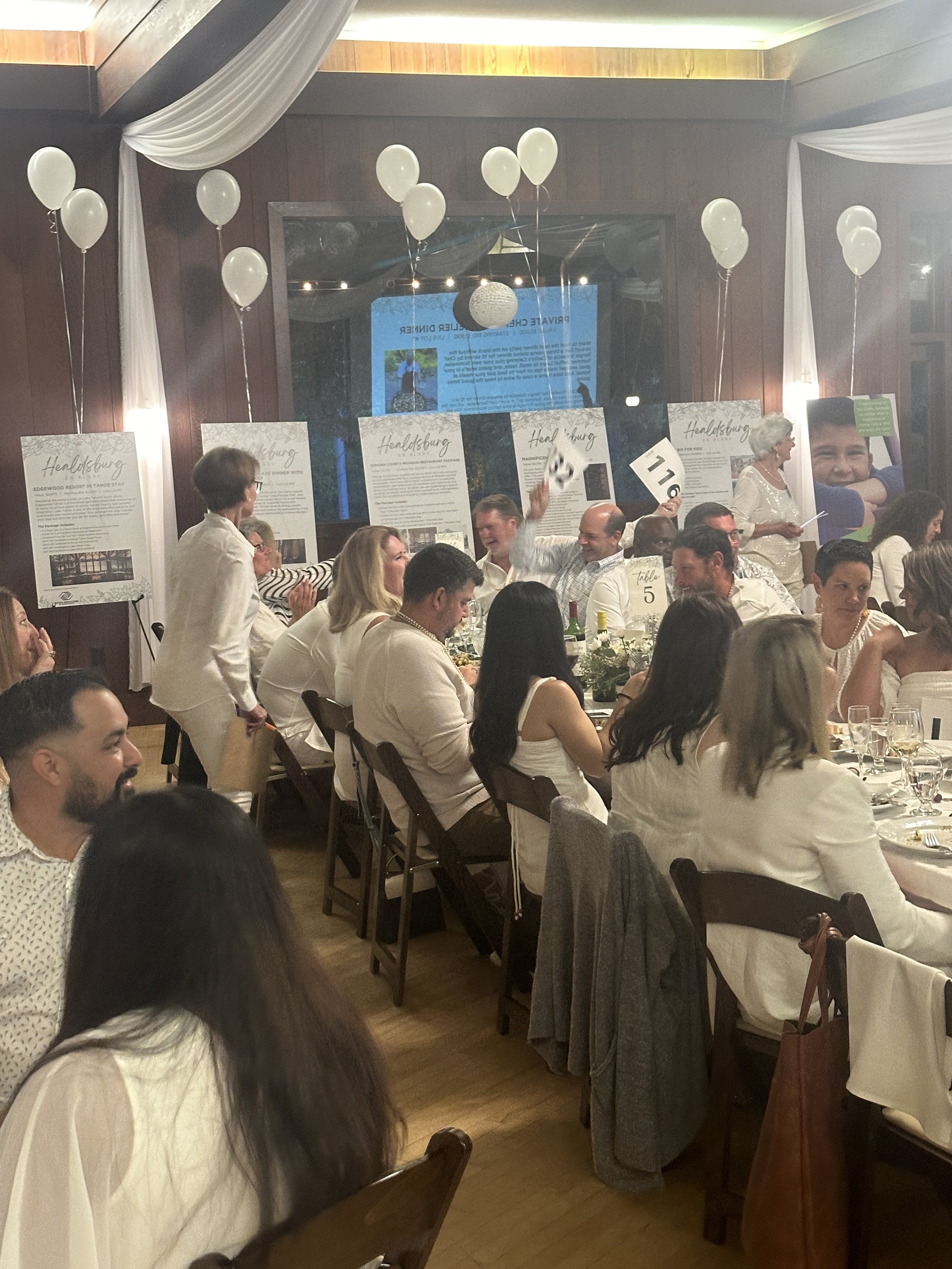 Healdsburg en Blanc people sitting at table eating