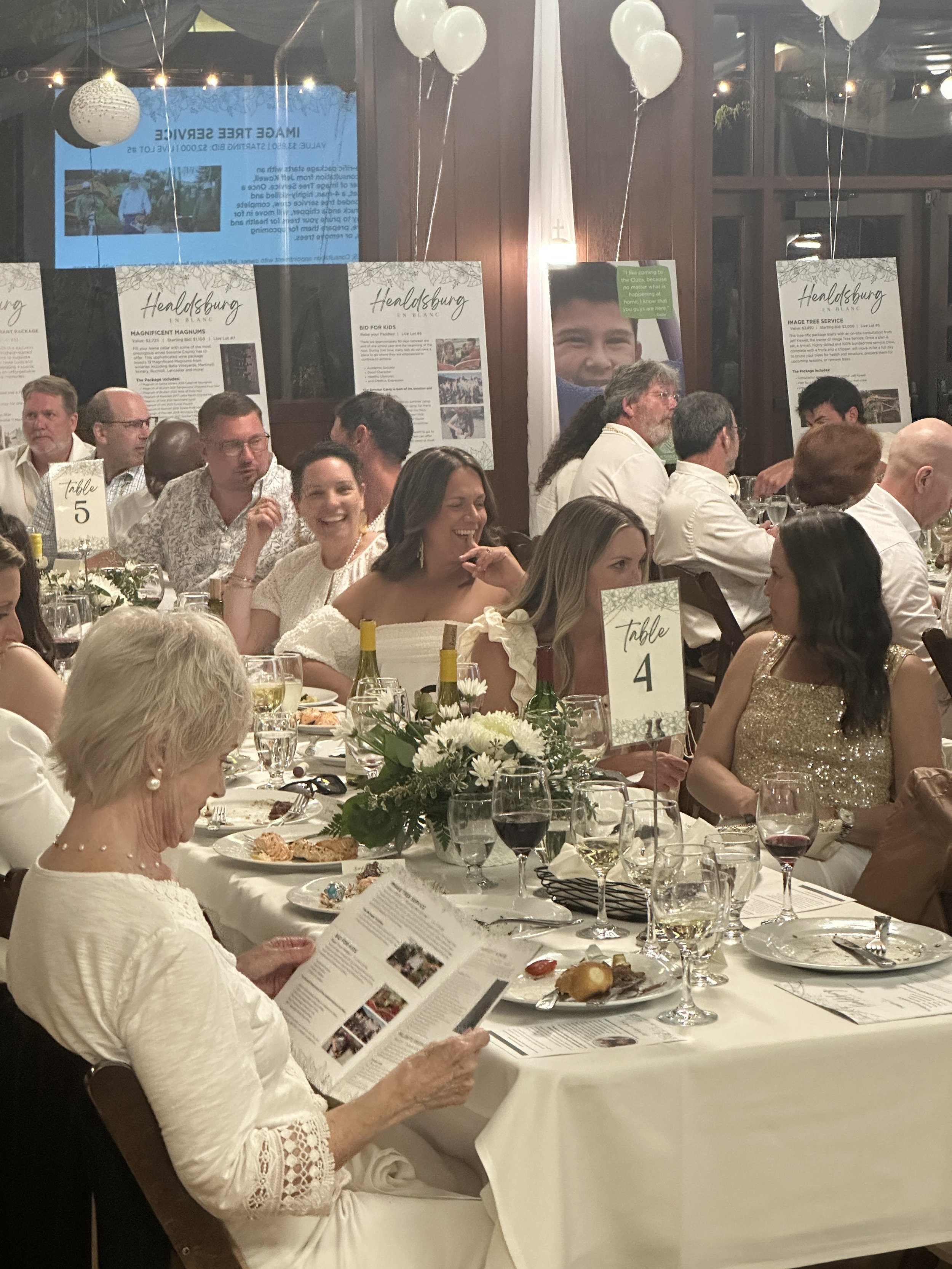 Healdsburg en Blanc people sitting at a table eating