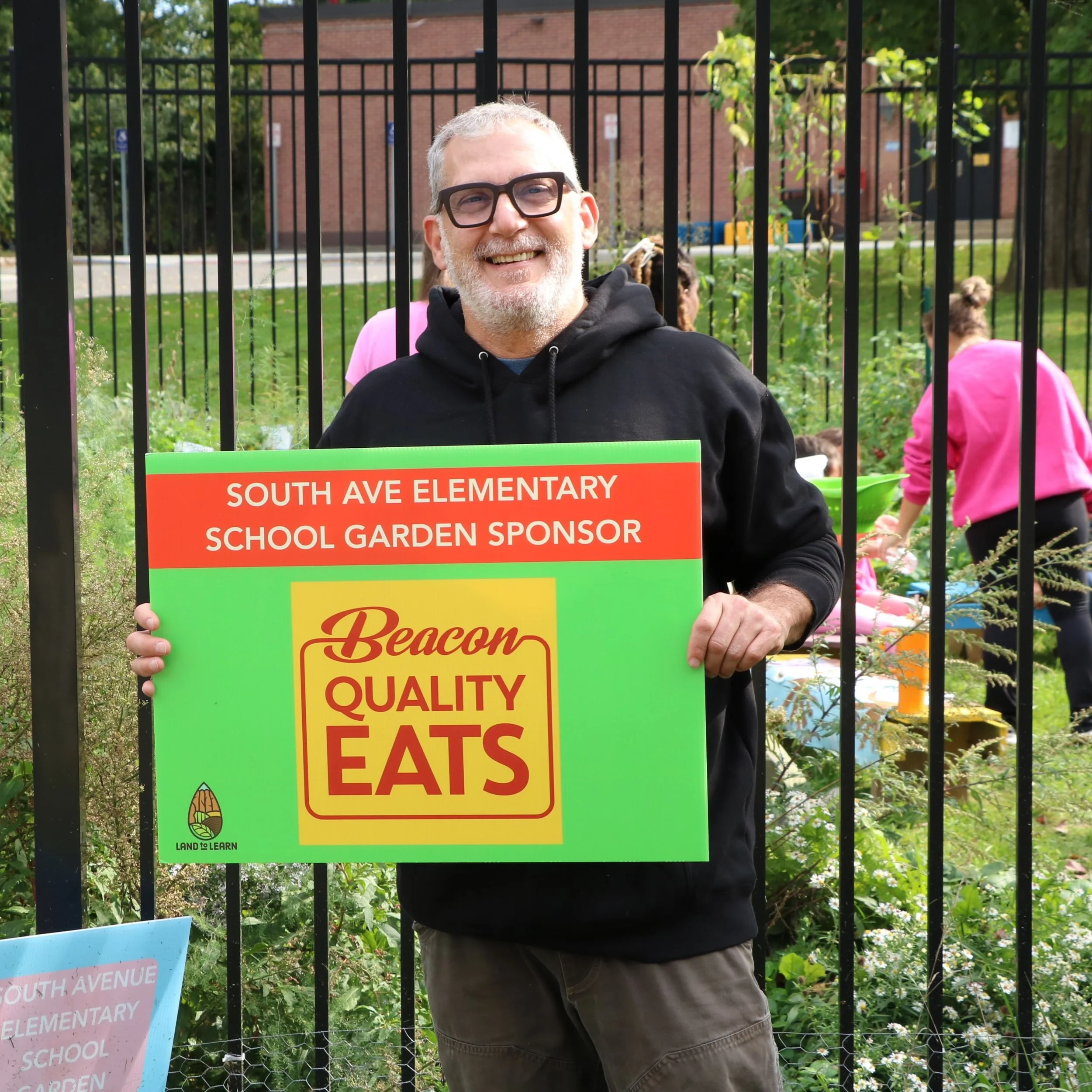 Shout out to @beaconqualityeats for becoming the @southaveschool School Garden Sponsor! That&rsquo;s Jeff, one of the co-owners of BQE and Meyers Olde Dutch in Beacon, who toured the garden yesterday, and learned about habitats during Garden Time! Fi
