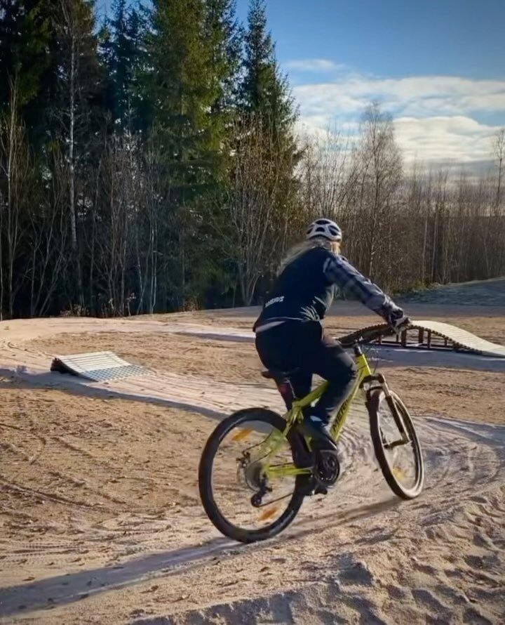 Torsby is not only famous for their @skidtunnel that offers great indoor xc-skiing all year around. A couple of years ago we built a pumptrack nearby the ski tunnel and now they they are building up a nice skills land, soon surrounded by grass and em