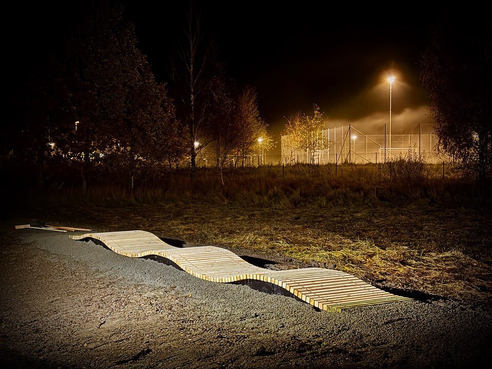 &rdquo;Titta mamma, dom bygger v&aring;gor - d&auml;r vill jag cykla!&rdquo; Citat, liten f&ouml;rbipasserande tjej p&aring; tv&aring; hjul.

Platsen &auml;r Katrineholm d&auml;r kommunen numera ger de cyklande barnen m&ouml;jligheten att v&auml;lja 