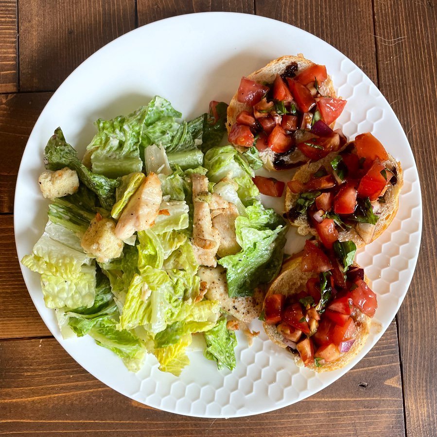 Here&rsquo;s an easy summer dinner for when it&rsquo;s hotttt outside and you don&rsquo;t wanna turn the oven on! All my fellow Canadians without AC will understand 🥲😎☀️

&bull; bagged caesar salad 🥗 
&bull; air fryer chicken thighs 🍗 
&bull; bag