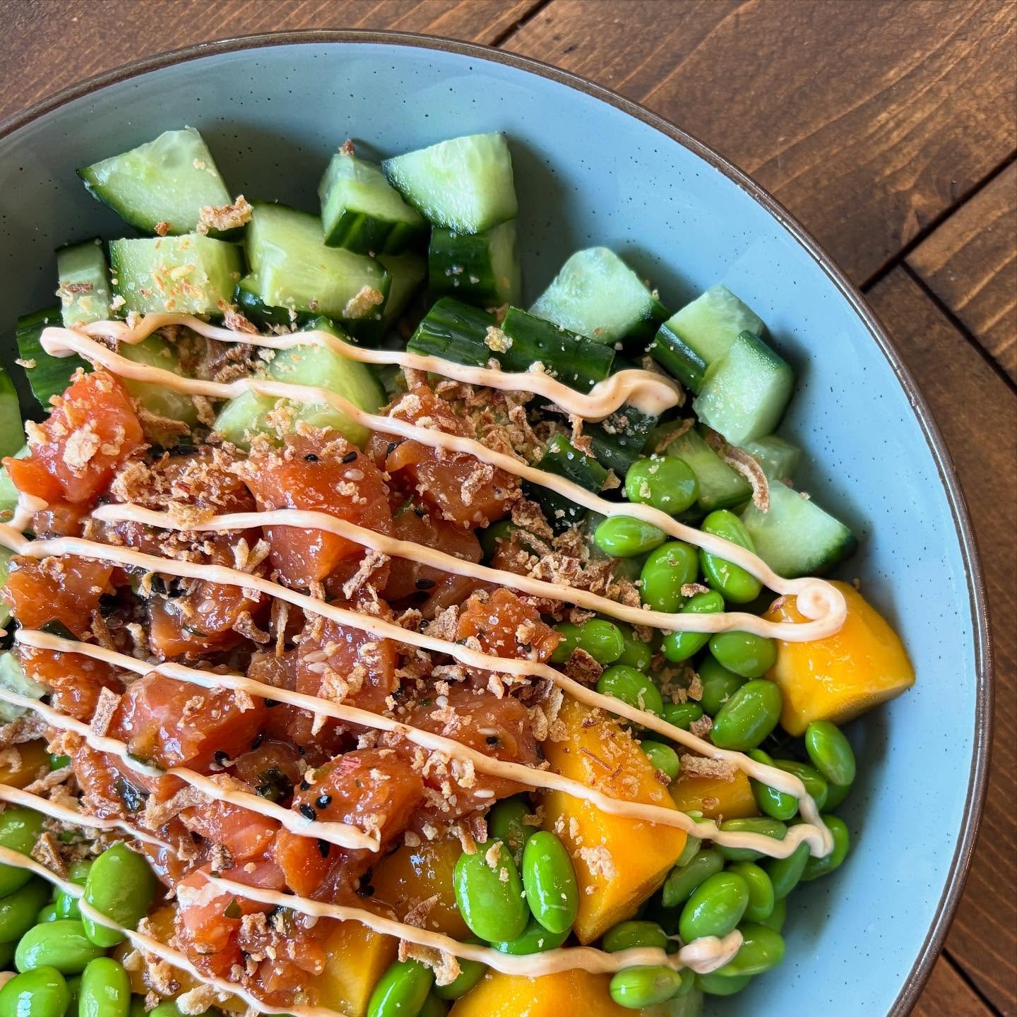 Super easy lunch = homemade poke salad bowls! 🐟🍣

Ingredients: 
&bull; full cucumber chopped
&bull; 1 cup frozen mango 
&bull; 1 cup frozen edamame 
&bull; 1 package salmon poke (DOM international brand from @costco) 
&bull; 1 Tbsp rice vinegar
&bu