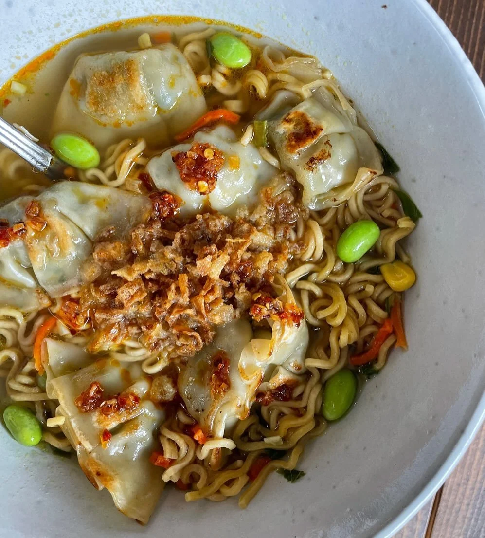 when the ramen craving kicks in on a sunday&hellip; 🍜🤤 this is my new fave because it&rsquo;s so easy, takes 10 min to make. gotta minimize the cooking time during these nice summer days 😎🌞

what you&rsquo;ll need: 
&bull; 1 pkg @chefwooramen (ro