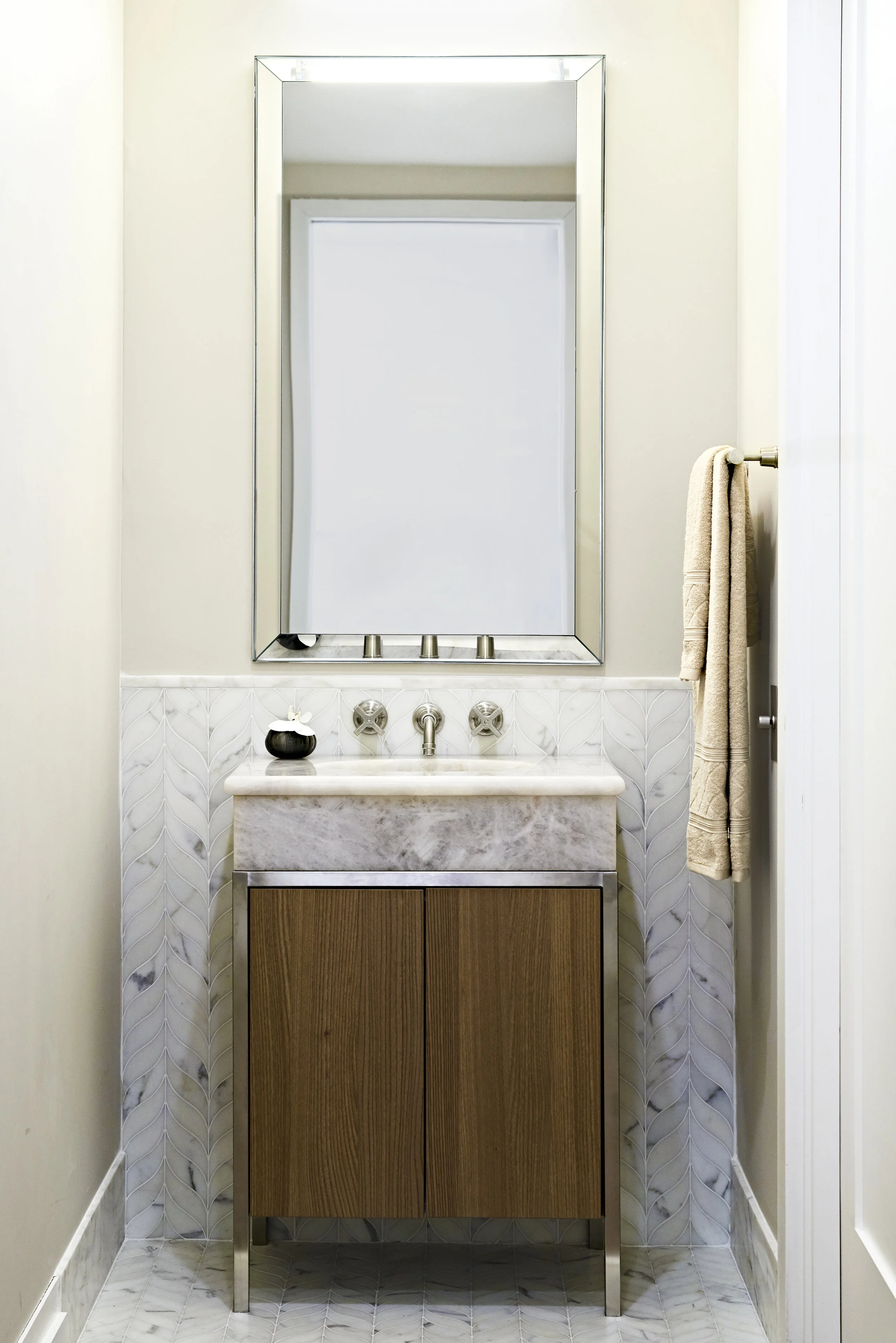 207 W79 Sales Gallery_POWDER BATHROOM_DSC_3358.jpg