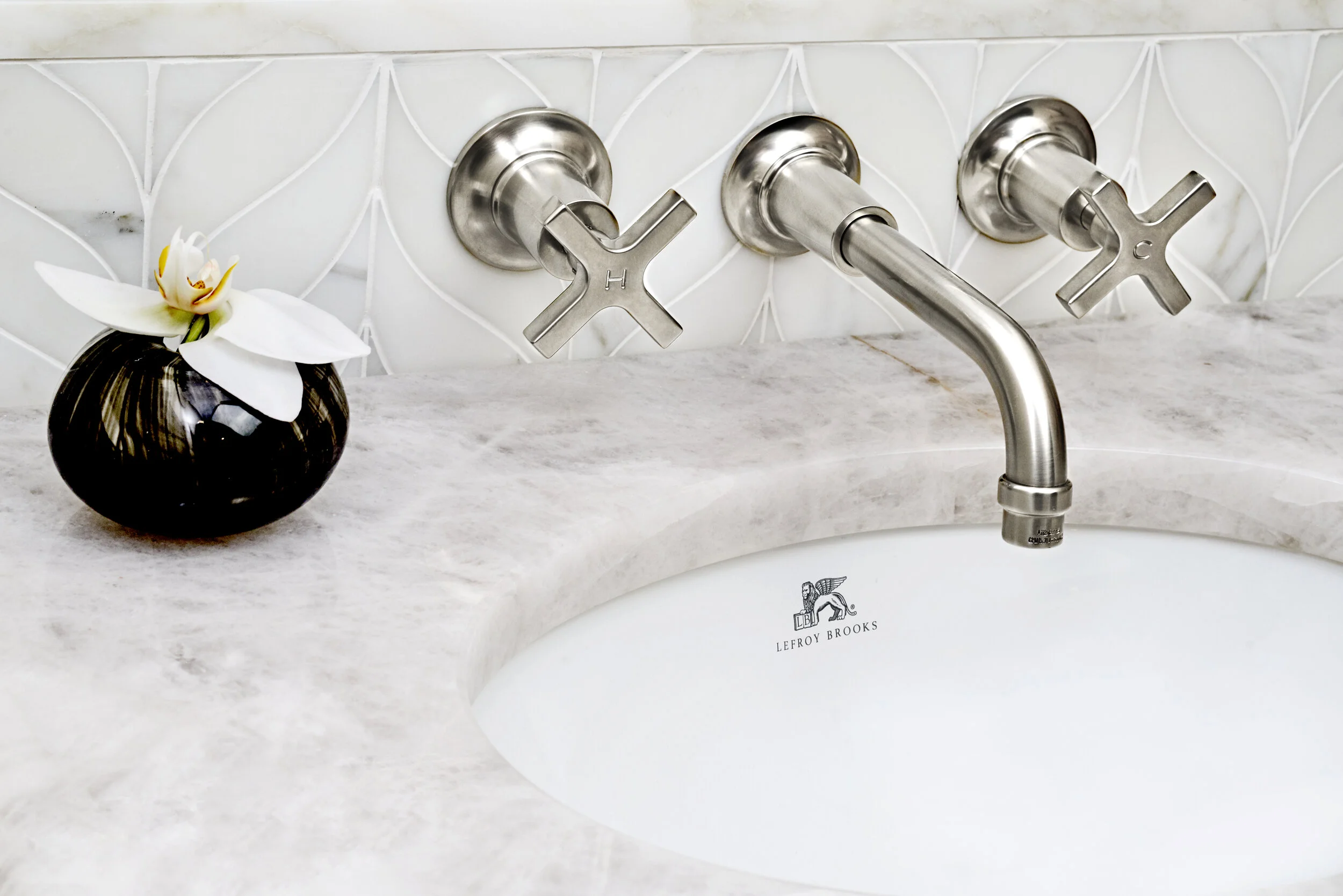 207 W79 Sales Gallery_POWDER BATHROOM_DSC_3378.jpg