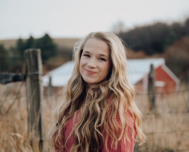 Senior season! What a wild time to be graduating but we are all in this together! I had such a fun time shooting Samantha&rsquo;s senior pictures! 💛
.
.
.
#seniorpictures #seniorseason #seniorportraits #instaphoto #moment #portraiture #igportrait #c