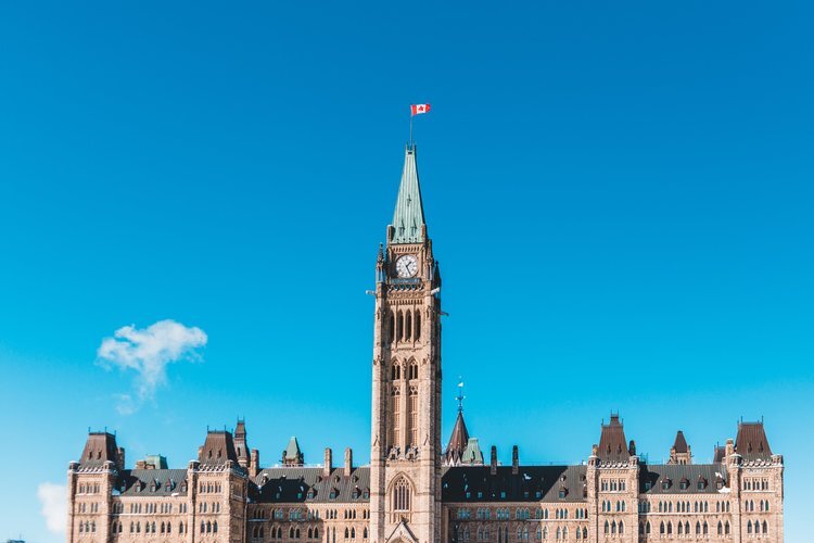 Présentation au Parlement