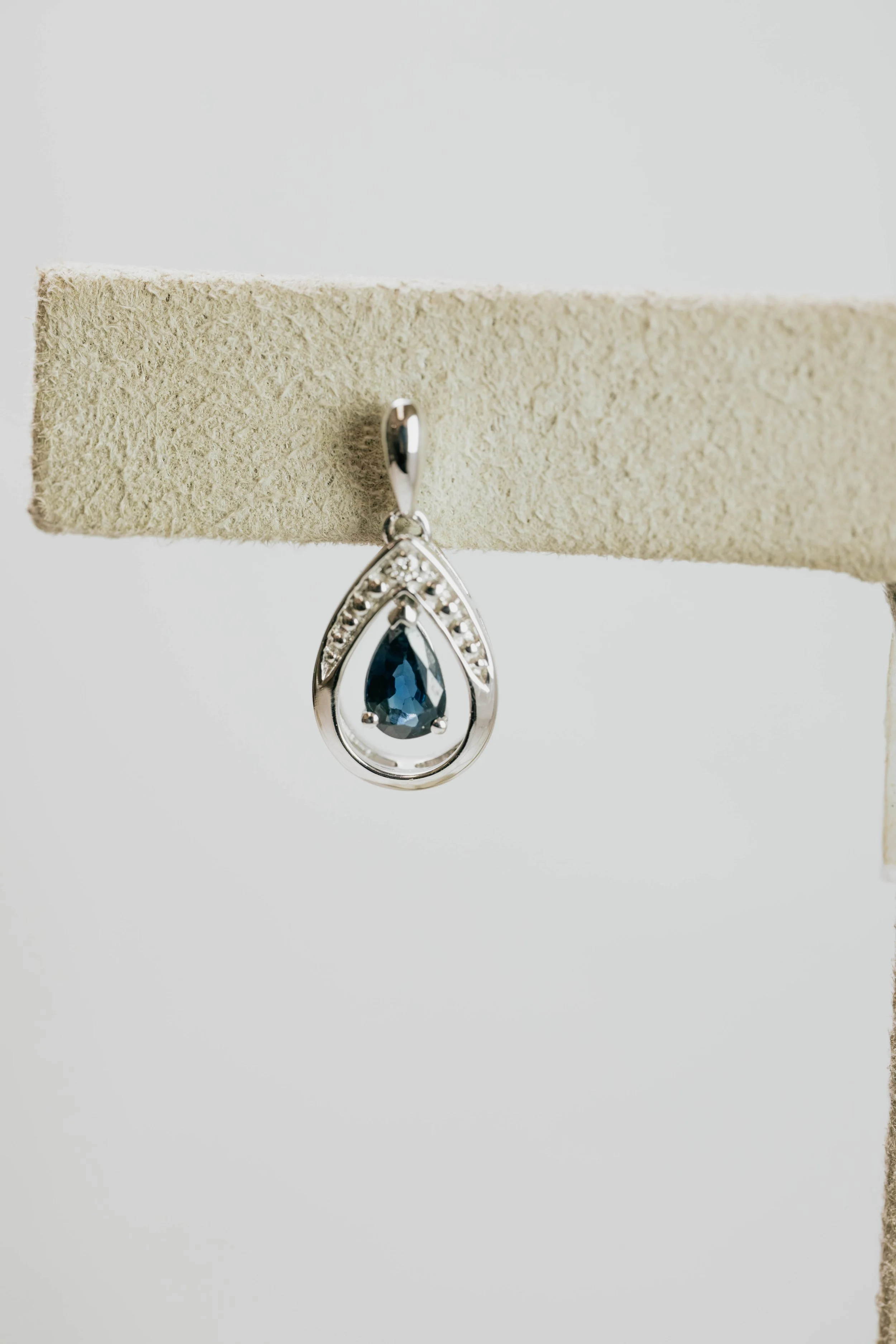 SAPPHIRE EAR 166 3858 $789-2.jpg