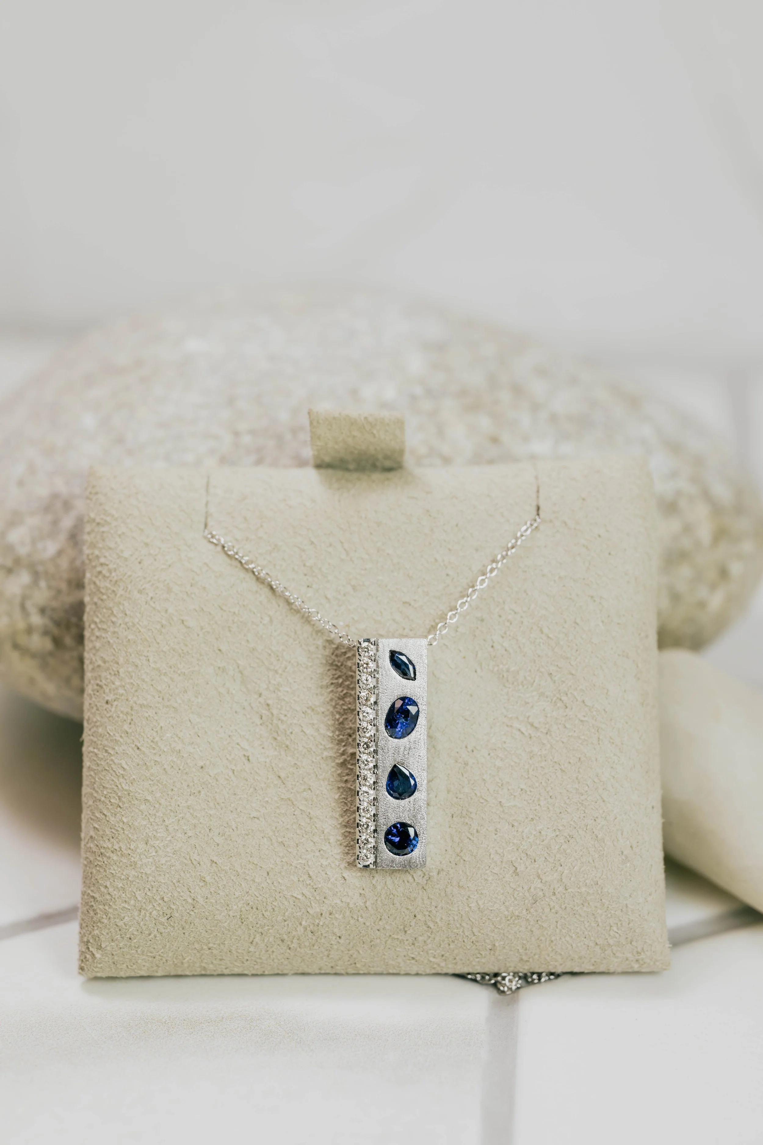 SAPPHIRE NECK 166 4059 $2238-2.jpg