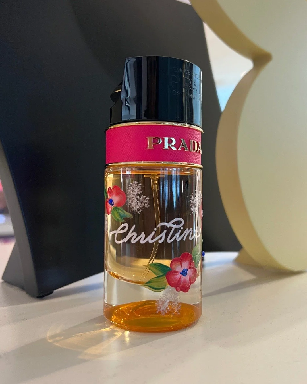 Hand-painted fragrance bottle for a client with the name in calligraphy - a pretty alternative to engraving. Swipe for another view of the bottle👉
.
.
.
#livepersonalization #liveengraving #livecalligraphy #customengraving #calligraphyartist #engrav