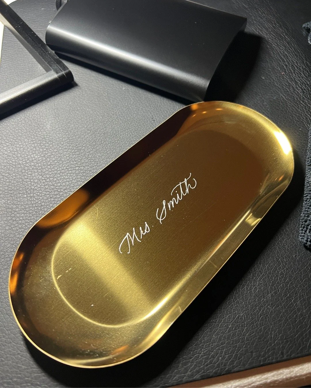 Custom engraved trinket dish for a newlywed Mrs. Smith✨ 
.
.
.
#livepersonalization #liveengraving #livecalligraphy #customengraving #calligraphyartist #engravingartist #laexperiential #laevents #losangelesbrandactivation #losangelesmarketing #losang
