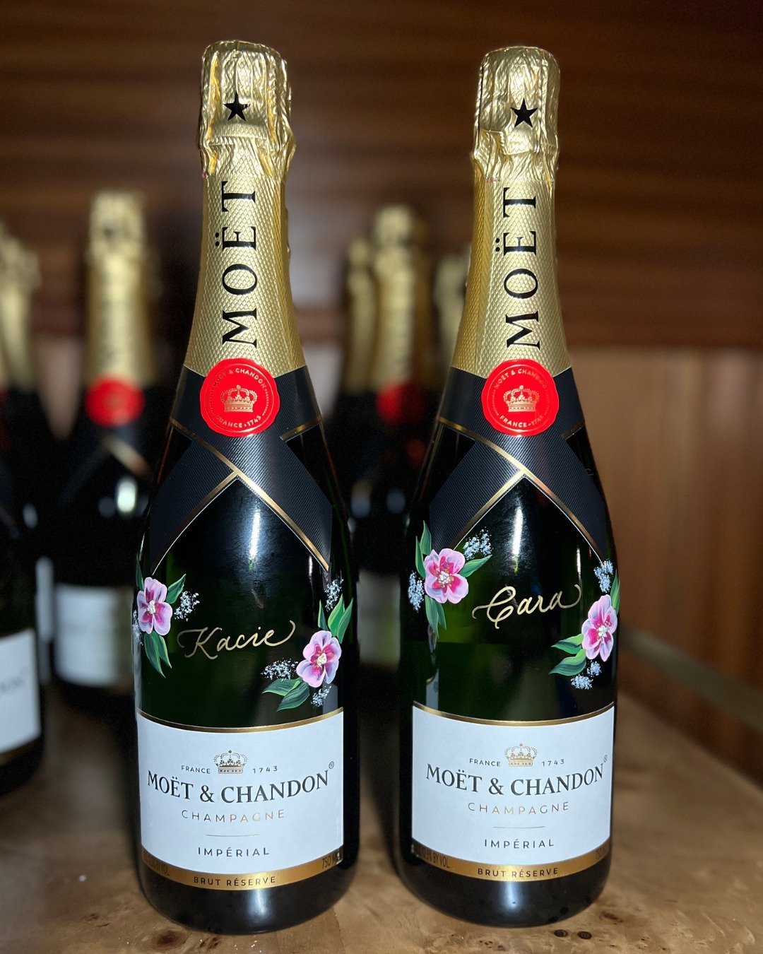 Custom painted champagne bottles🍾 Did you know that champagne cannot be engraved, due to the danger of exploding? Doesn't stop me from personalizing and painting on it 😉 Reach out to me if you're interested in a similar activation for your next eve