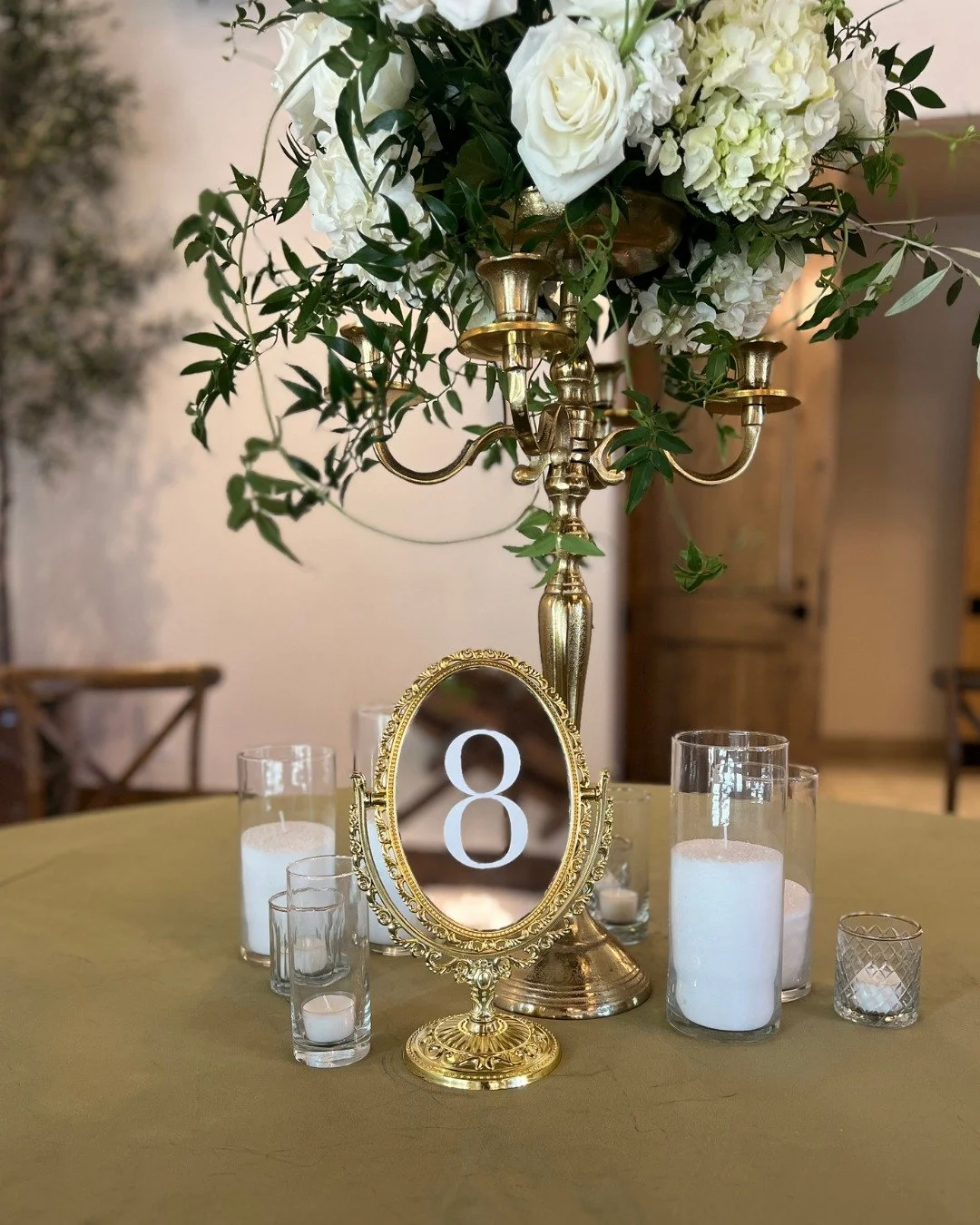 Our vanity tabletop mirror rentals add the sweetest fairytale touch to any table ✨
They&rsquo;re perfect for adding a little sparkle and dimension without overwhelming the design. Simple, romantic, and such beautiful way detail to include as table nu