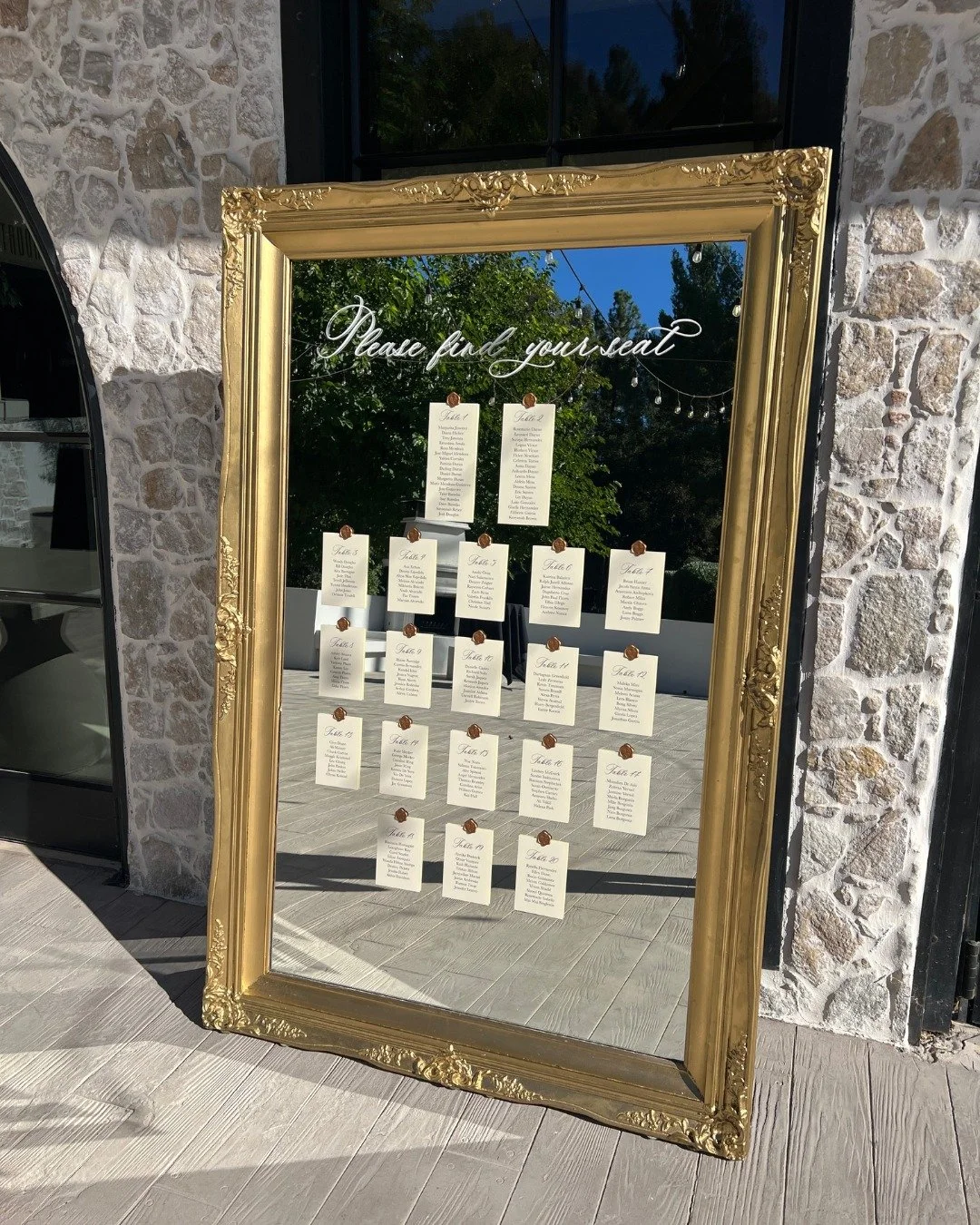 Always a classic🤎 Interested in mirror signage? Send me a message!
.
.
.
#weddingmirrors #mirrorsignage #weddingwelcomesign #weddingdetails #luxuryweddingdetails #lawedding #losangeleswedding