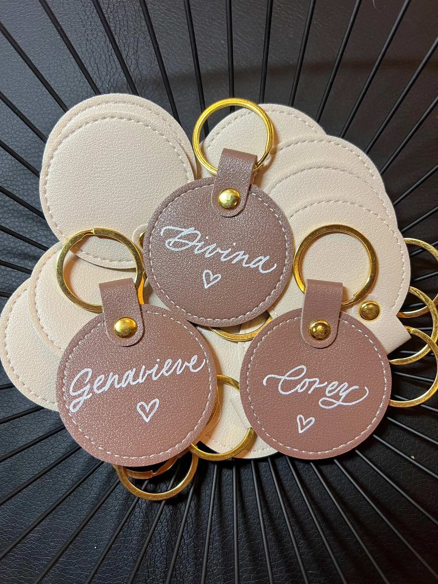Key rings with calligraphy personalization🗝️ Live activations are when guests become part of the experience. Let&rsquo;s add one to your event - send me a message to inquire.
.
.
.
#customgifting #calligraphyartist #personalizedgifts #guestexperienc