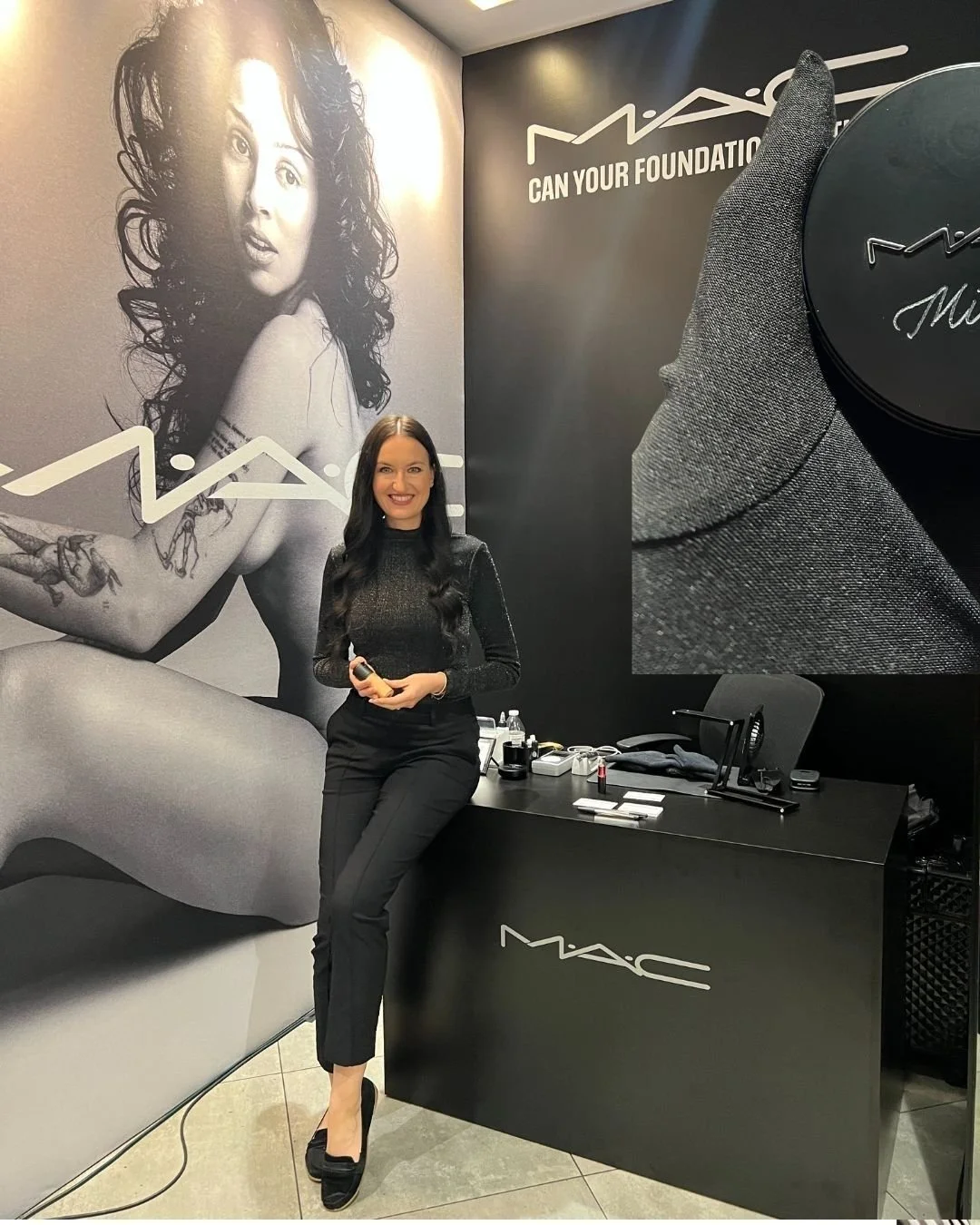 POV: You&rsquo;re engraving make up products while Doja Cat casually recreates the iconic lipstick bite right in front of you 💄
.
.
.
#eventartist
#liveengraving
#luxuryevents
#brandactivation
#maccosmetics
#dojacat
#experientialmarketing