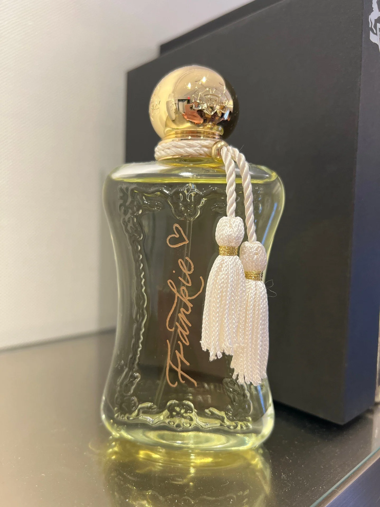 Always such a pleasure returning to engrave for Parfums de Marly 🤍 Grateful for continued collaborations like this one ✨
.
.
.
#LiveEngraving #BrandActivations #LuxuryExperience #ParfumsDeMarly #BeverlyHills #EventArtist #LosAngelesCalligrapher