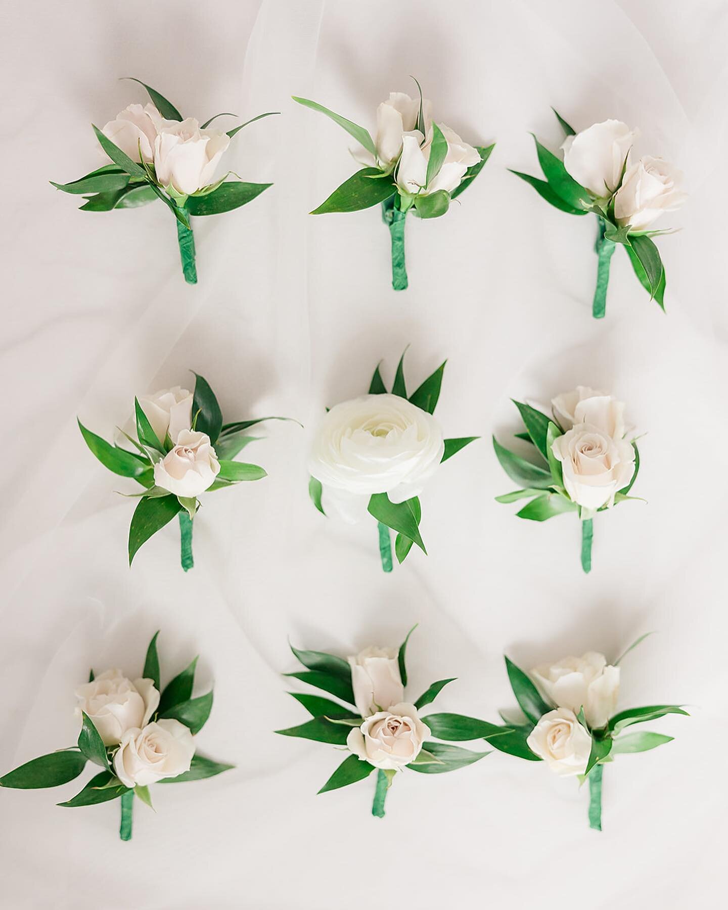 Let&rsquo;s talk about boutonni&egrave;res and corsages. Don&rsquo;t get mad at me for saying this but I am not a huge fan of having so many people have them. Hear me out for a sec. 1.) bouts and corsages add up fast. I&rsquo;ve done some weddings wi