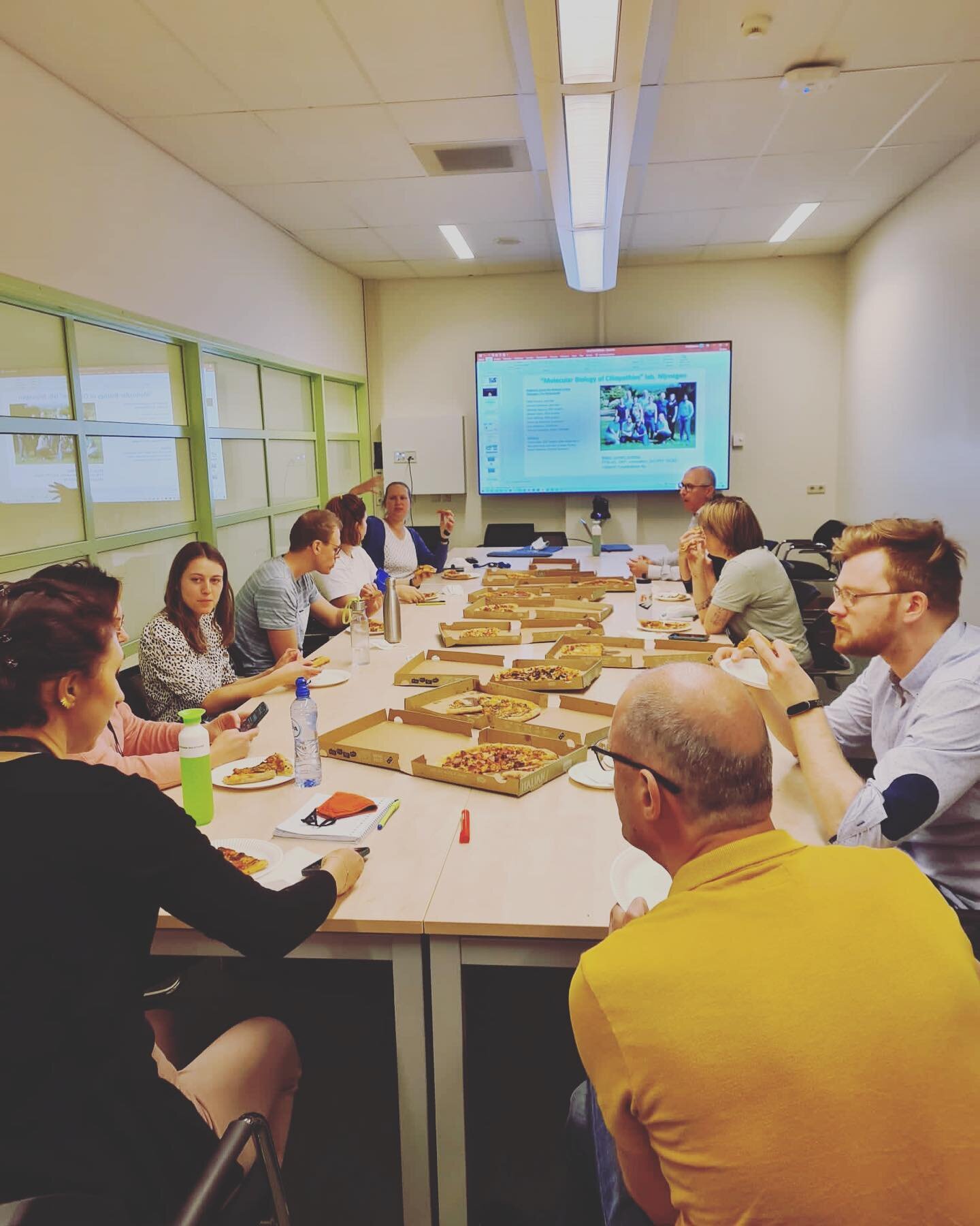 Our first Journal Club + pizza since 2020 when Ronald presented his future plans for the lab&hellip;.we got to hear the updated version. We have come full circle.
@whitingpc how were the cold 🍕leftovers? 😜