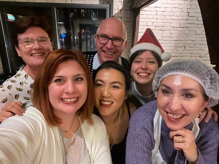 The Roepman Lab wishes you all holiday cheers and a fabulous 2023!!!
Here is an impression of the wonderful Christmas events-filled week we had with our group and the Genetics Department. Secret Santa and Christmas quizzes for our Secret Santa event 
