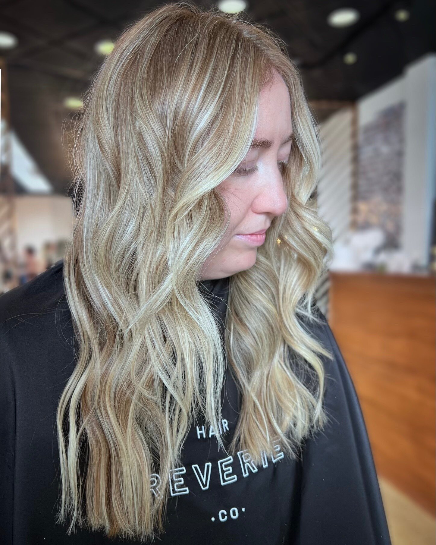 It's officially sun-kissed season 🌞

Lauren did a combo of foliyage + teasylights to craft this perfect lived in golden blonde 🍯 then she added some soft face framing layers to really set it off ⚡️

If you're ready to mix things up but keep your lo