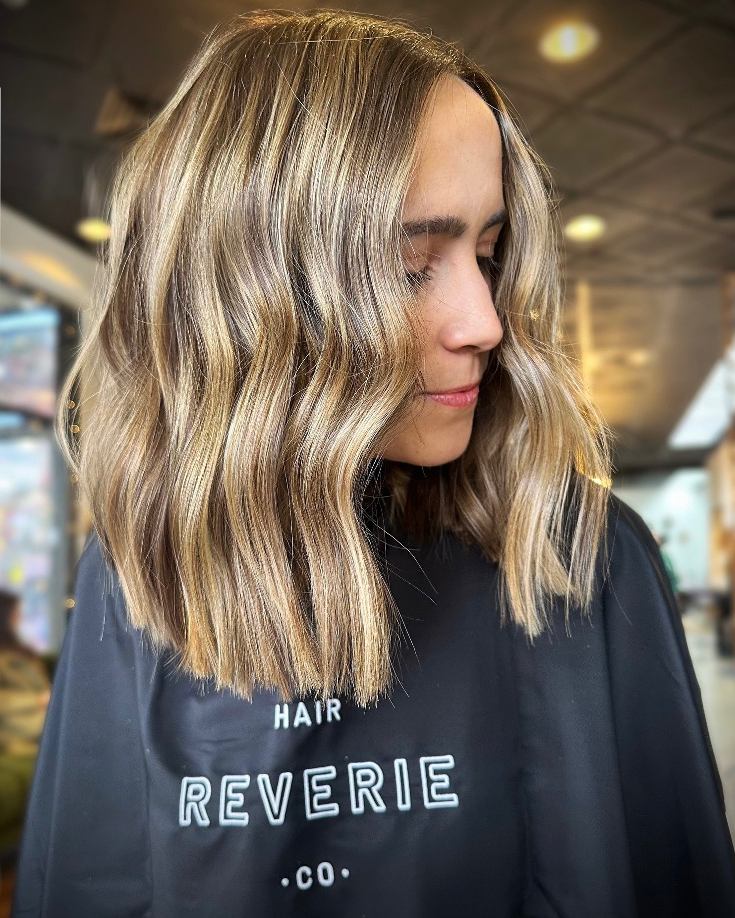 Here for the golden glow ✨

Shae crafted this blendy brunette with a full foil + glaze and to make sure the whole look was healthy and on point she included a bond builder and a blunt cut ✂️

If you are loving Shae's vibe make sure to comment *vibe* 