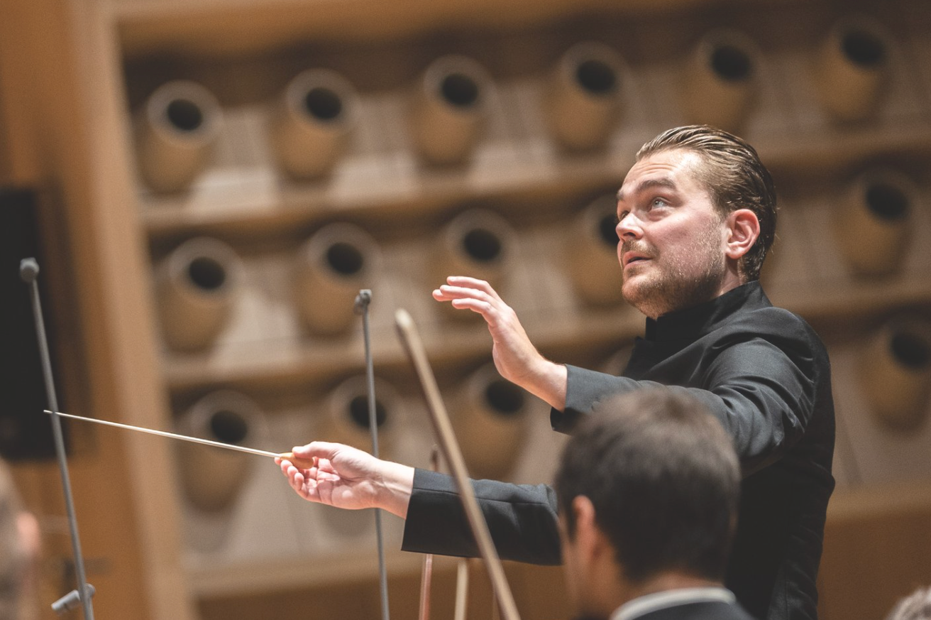 Jakob Lehmann Praised for His “Expressive” Conducting of Les Siècles