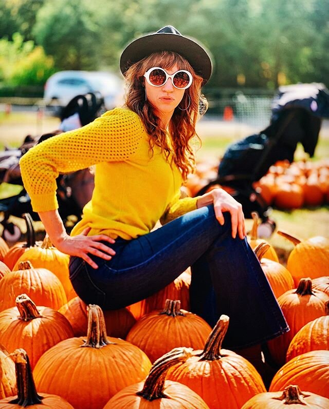 Put a dramatic redhead in a pumpkin patch &amp; tell her to strike a pose, &amp; she won&rsquo;t even notice she&rsquo;s surrounded by strollers!
&bull;
📸: @guyleroyart
#autumn #redhead #fallfun #fallstyle #dramatic #pose #sassy #ginger #actor #sing