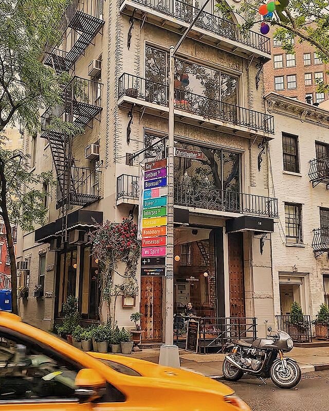 Heading into the heart of #Pride month, &amp; loving the view! Went to grab a chai, stumbled upon this, had to take a moment... So proud to live in a town that honours &amp; celebrates all the colors!
&bull;
#WorldPride #nyc #acceptance #love #queer 