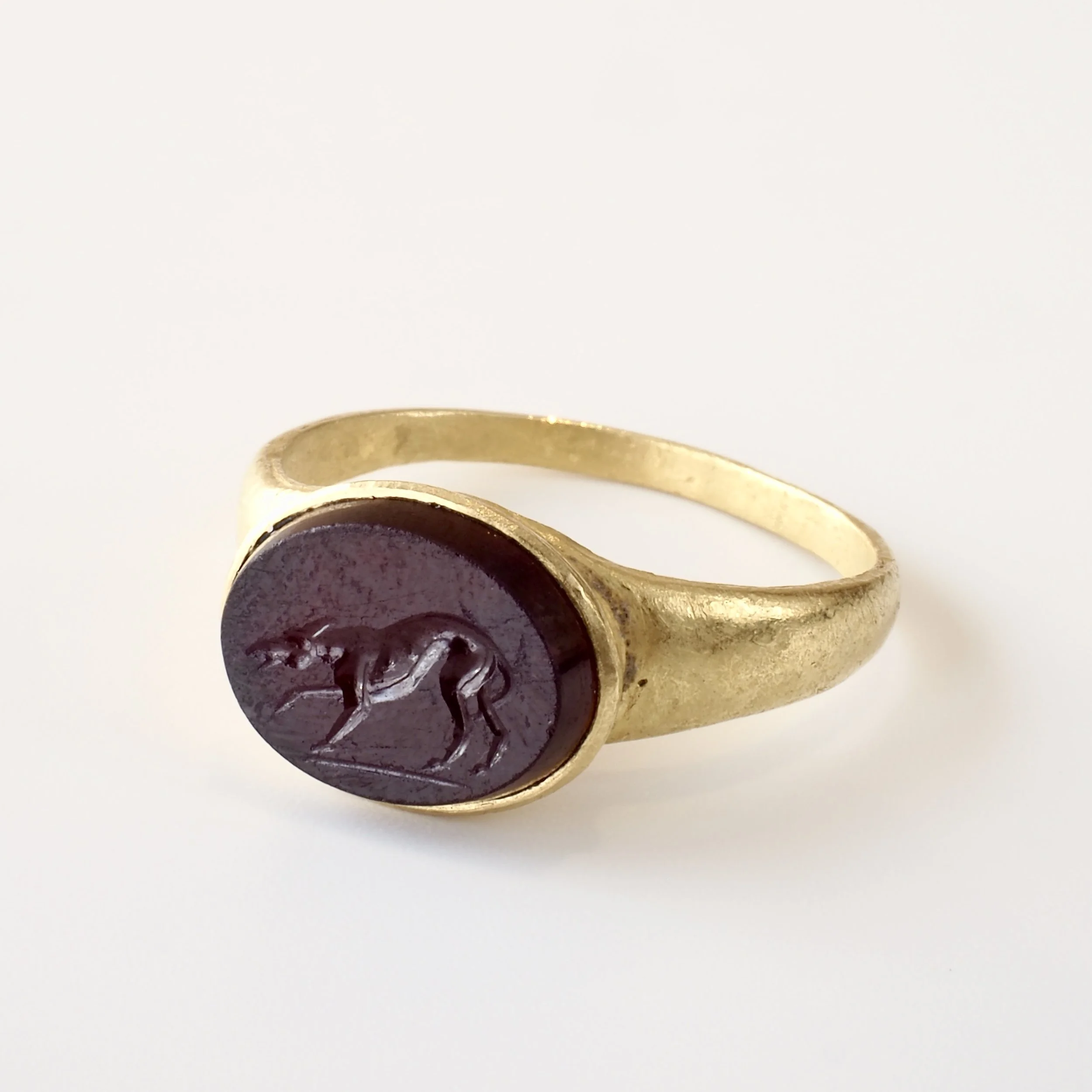 ROMAN GOLD & CARNELIAN HOUND RING