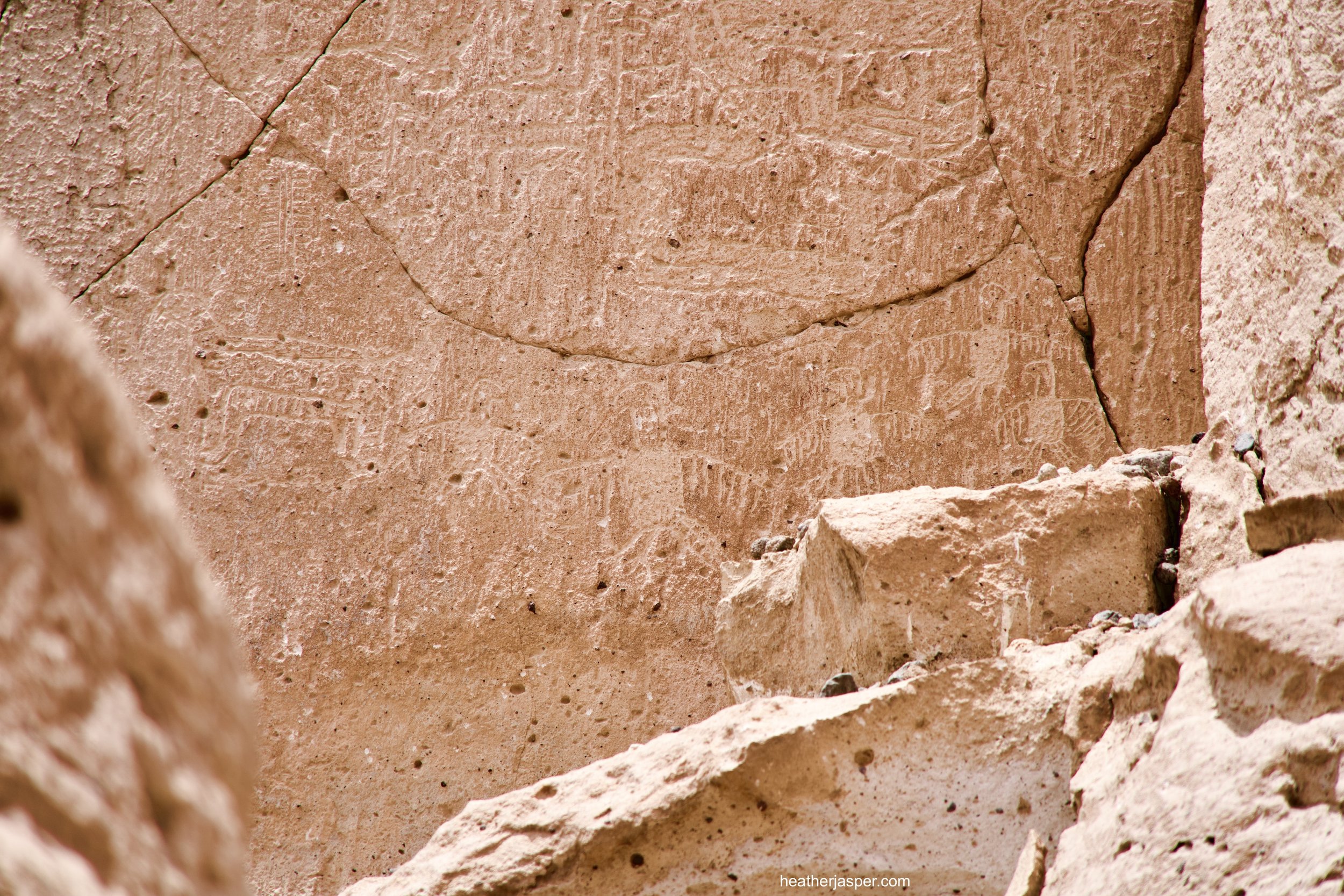 In the canyon there are several walls with petroglyphs.