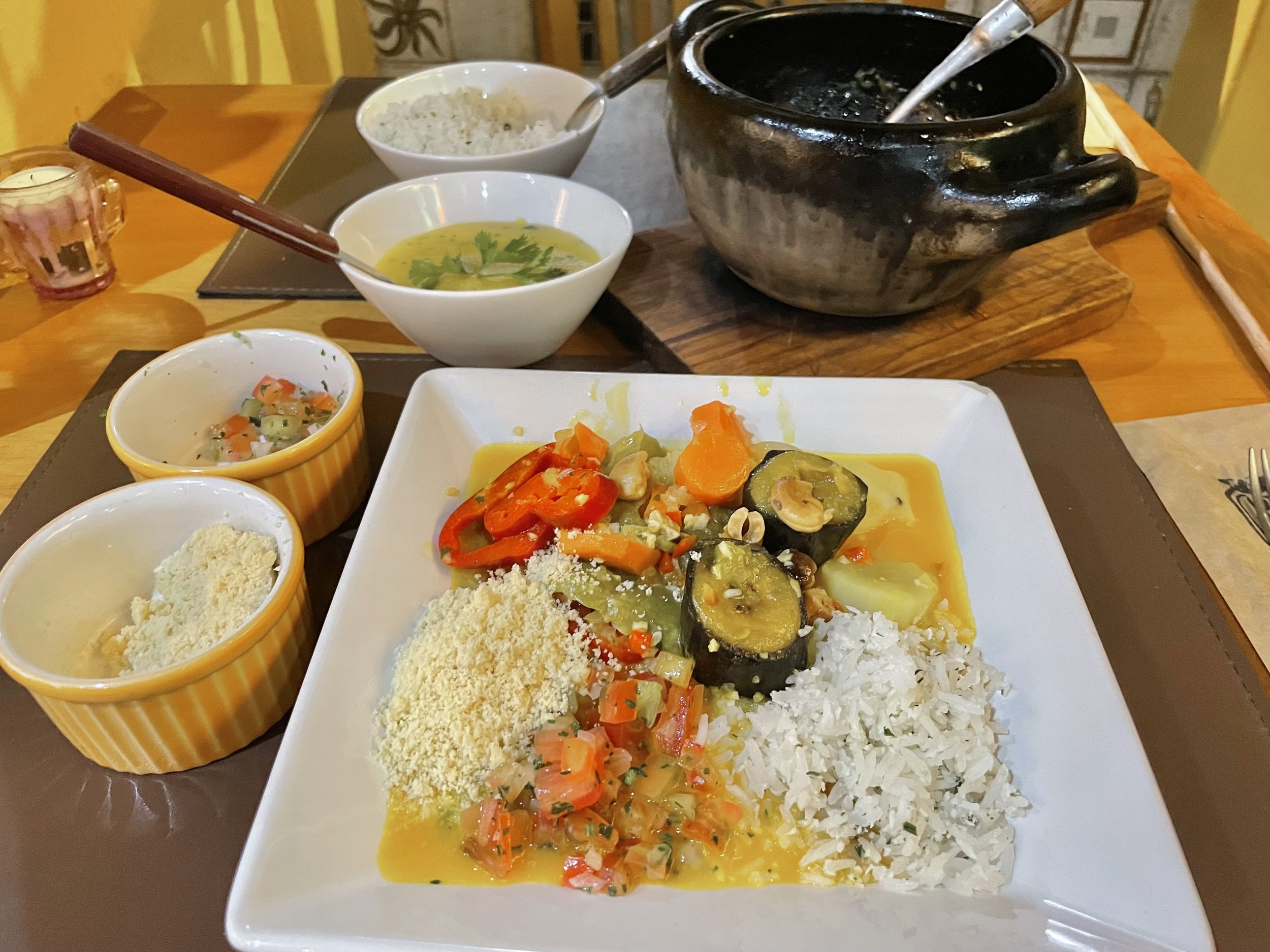 Moqueca: An explosion of flavors cooked in an earthen pot and served with rice and farofa.