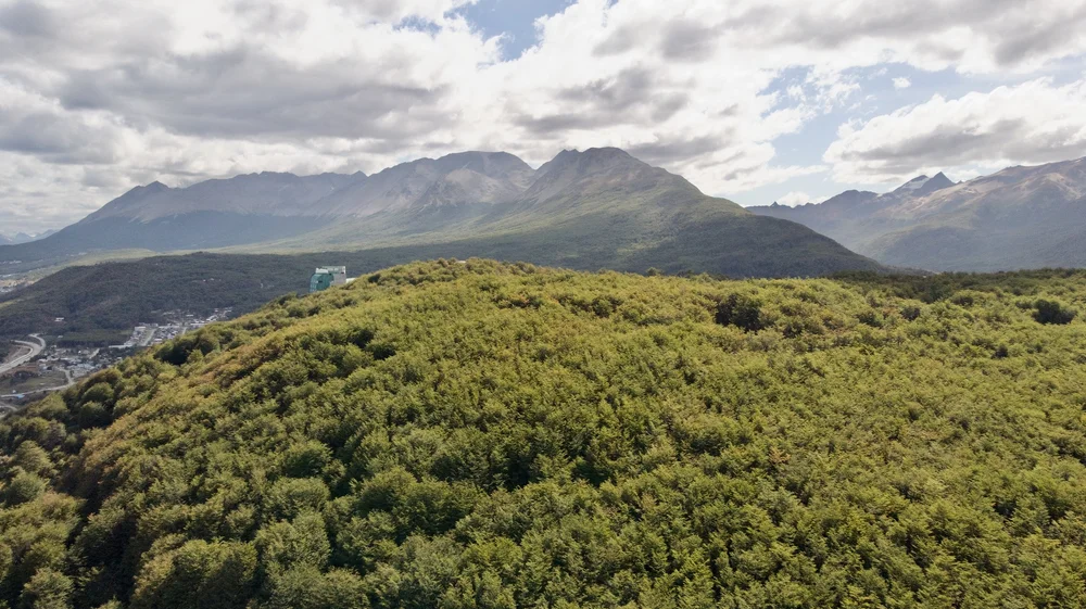 Cerro Alarkén with Arakur Hotel on the edge of the bluff.