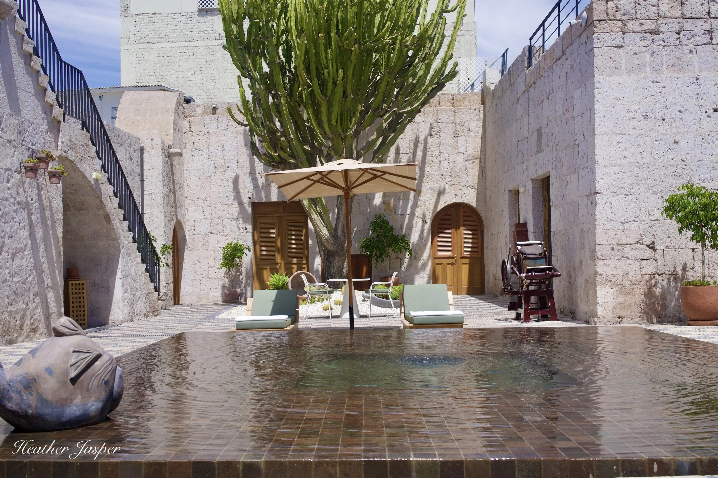 Palacio Guaqui pool 1.jpeg