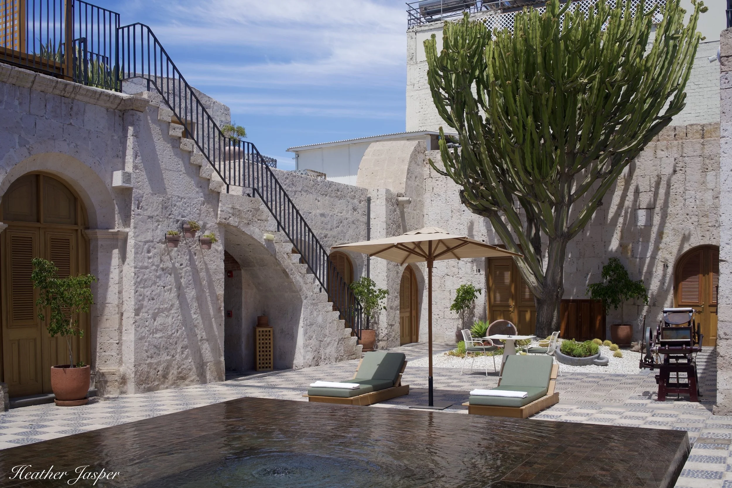 Palacio Guaqui pool 3.jpeg