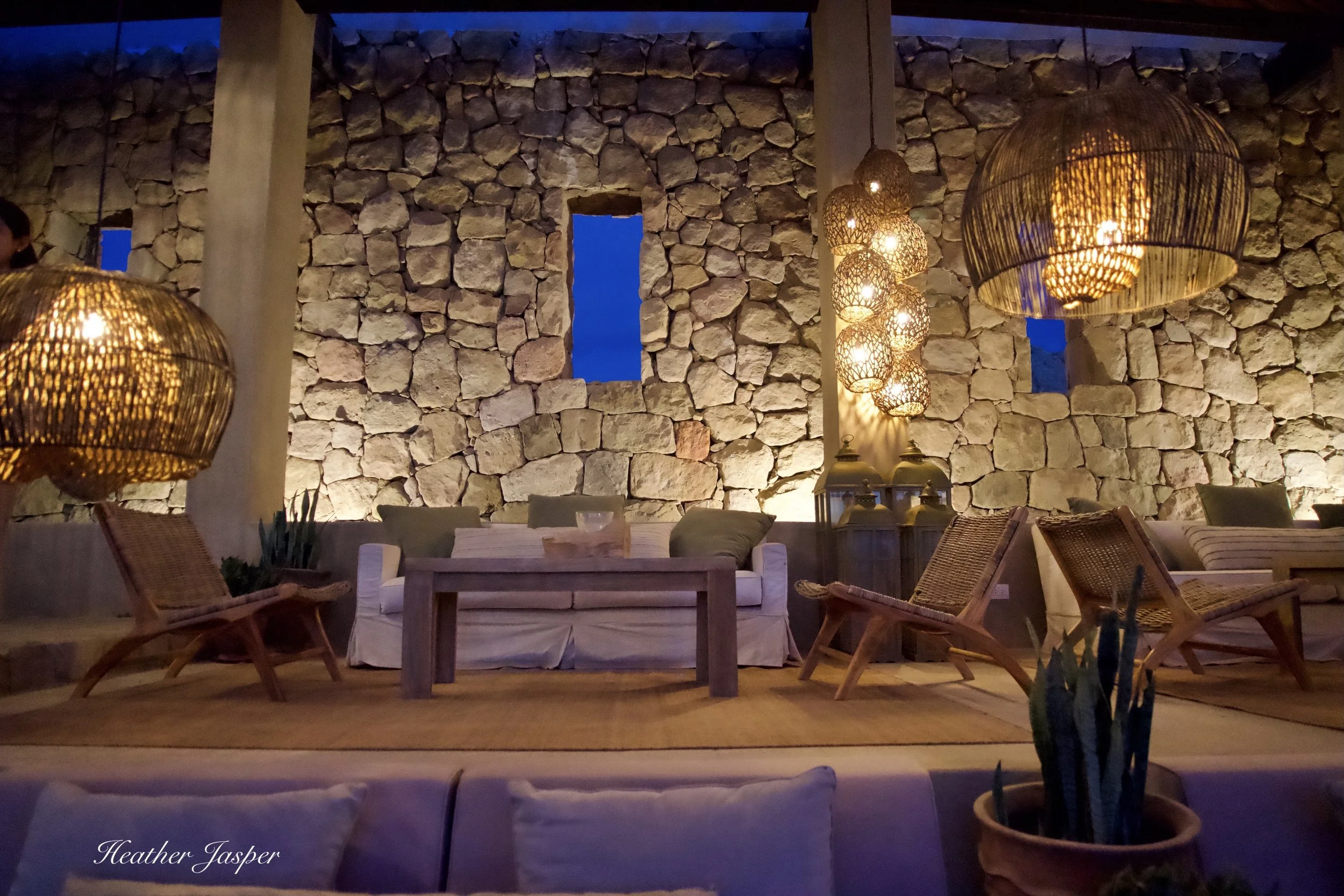 The Analua bar at night.