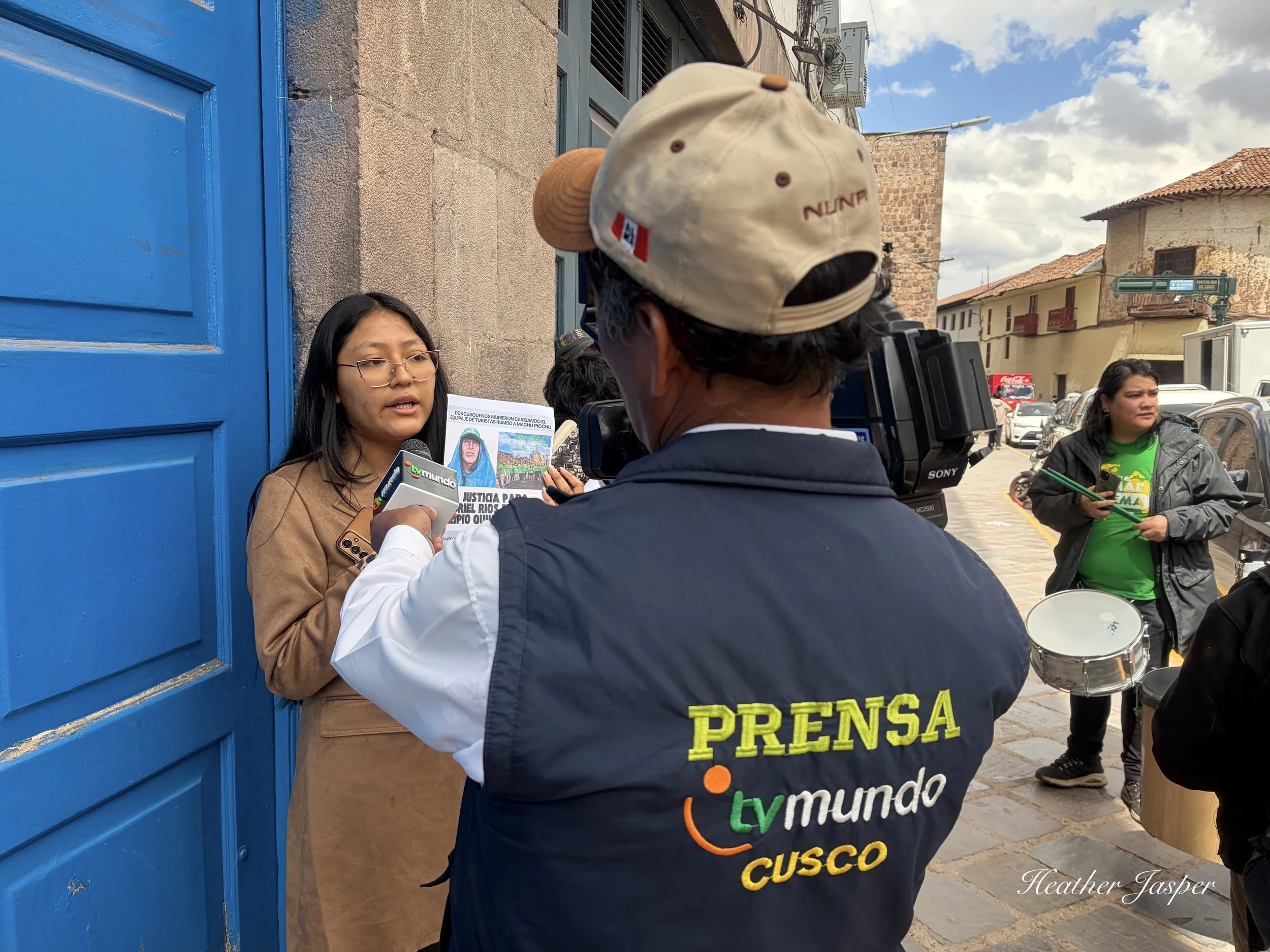 protesta contra Alpaca Expeditions pidiendo justicia para Gabriel Rios Mamani