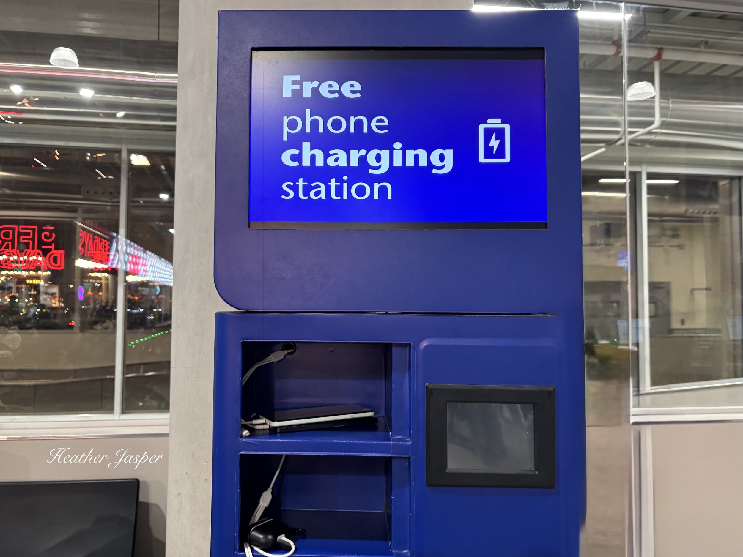how to charge your phone at an airport