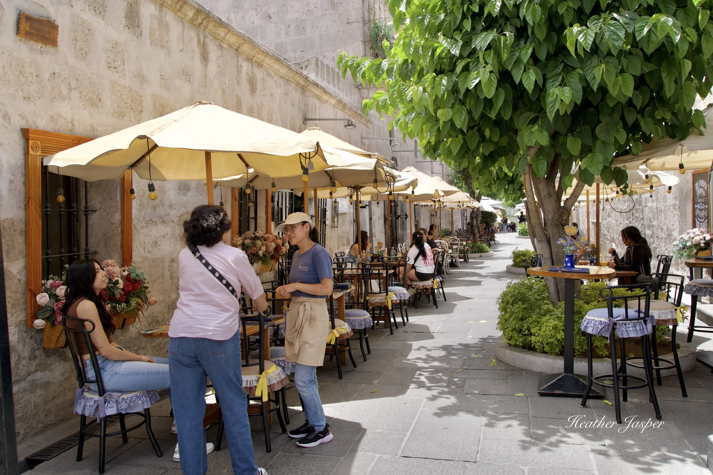 how to avoid travel scams