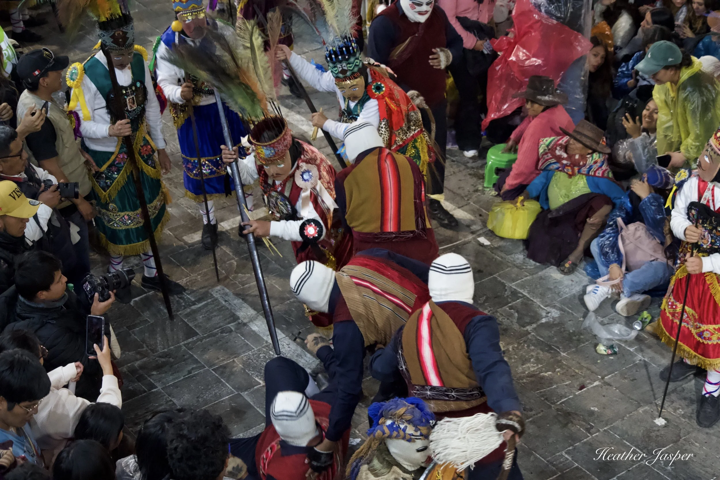 un Ch'unchu mata un Qolla en la Guerrilla Paucartambo Peru