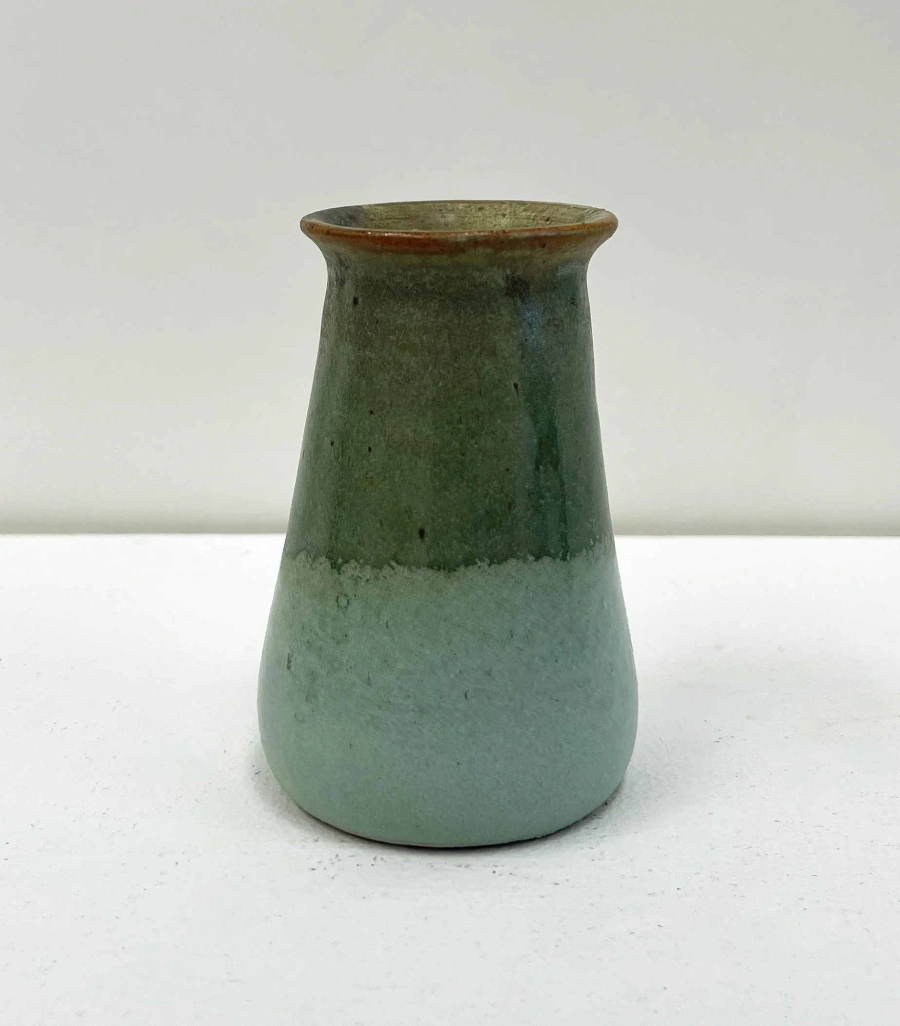 Vessel/Vase  Independent Investigation, Fall 2022  Stoneware, glaze, cone 6 