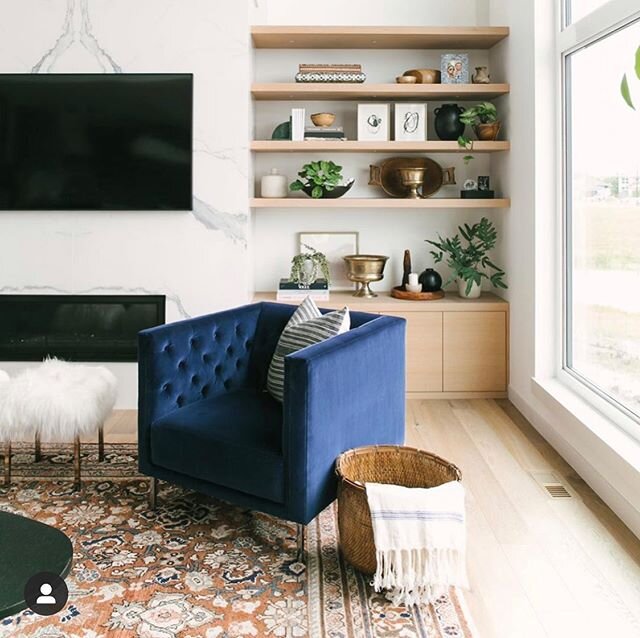 Can we talk about mixing styles for a minute? @jaclynpetersdesign killing it with this gorgeous fireplace wall. One of the highlights from my #SLDfridayfeedfavorites in stories!
.
That blue velvet, vintage rug contrasting and playing nicely with a st