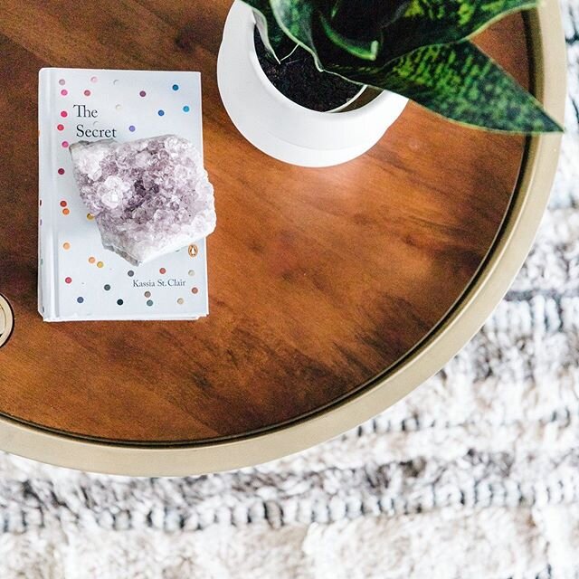 Can we talk about the coffee tables of the world for a minute?! Is your empty? or is it styled? or somewhere in between?!
.
I love using crystals, candles, interesting/pretty books, plants, faux plants, notepads with beautiful pens, gorgeous magnifyi