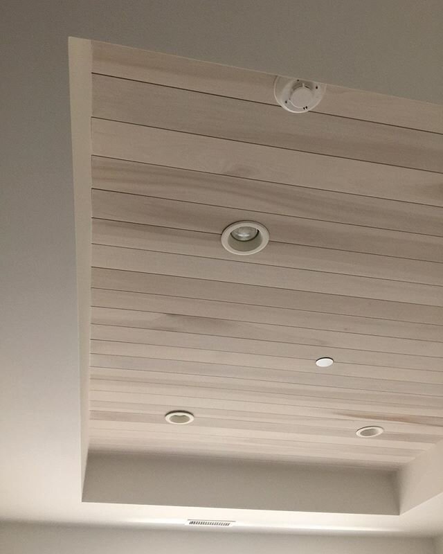 Subtle Ceiling Accents for the win! #progressphoto
.
I&rsquo;ve been quiet this week doing a family staycation. .
.
Don&rsquo;t forget #SLDfridayfeedfavorites in stories today!  #utahdesigner #parkcitydesigner #saltlakecitydesigner #interiordesign #s