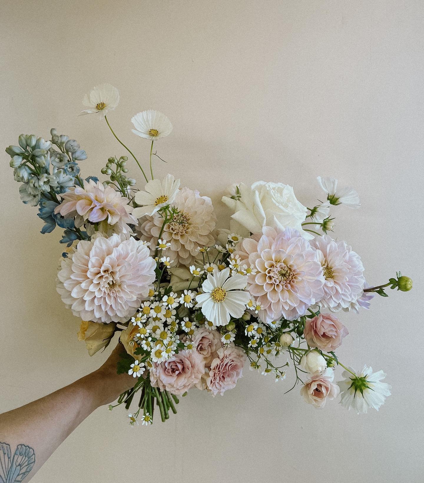 Bouquet of your dreams?? Cosmos and dahlias for life!